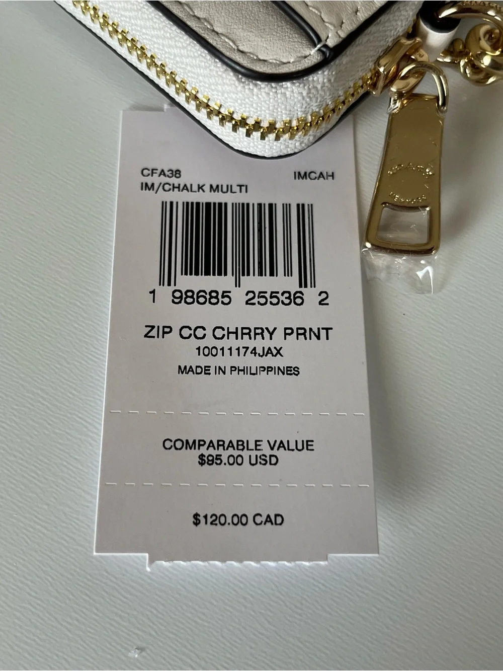 Coach Zip Card Case With  Cherry Print🎈🎈